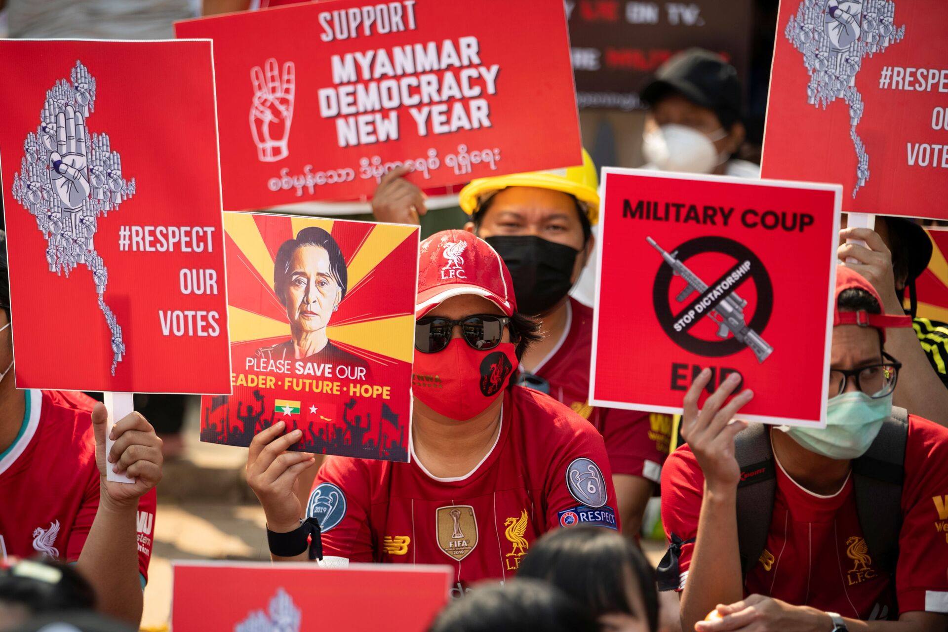 Facebook Deletes Myanmar Military's Page Over 'Incitement of Violence' as Anti-Coup Protests Rage On - Sputnik International, 1920, 21.02.2021