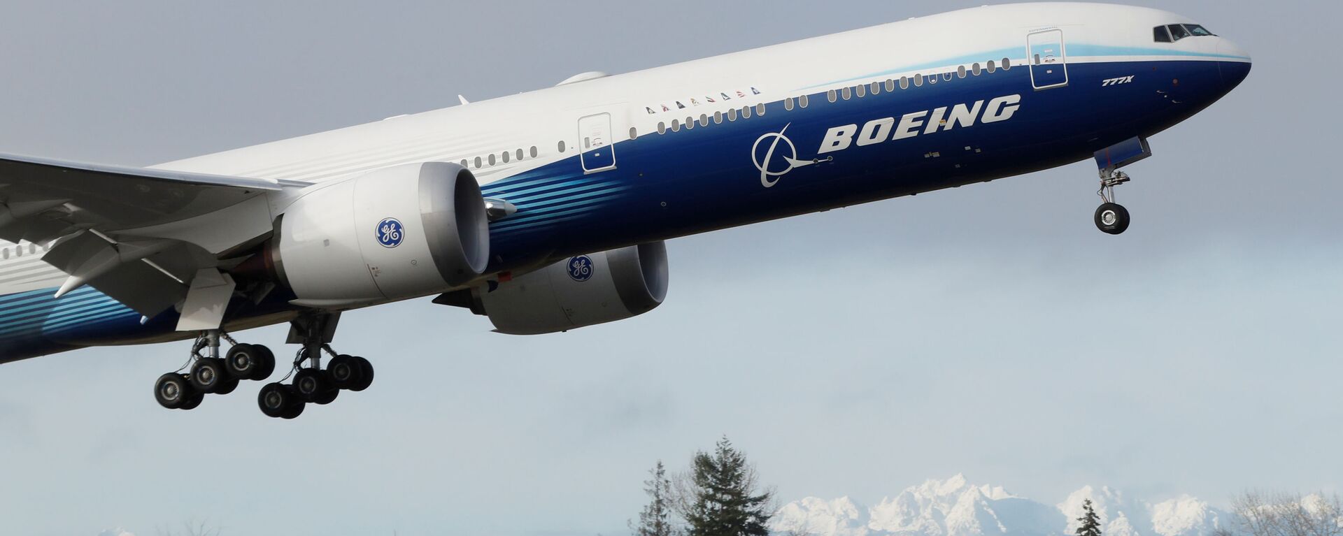 A Boeing 777X airplane takes off during its first test flight from the company's plant in Everett, Washington, U.S. January 25, 2020.  - Sputnik International, 1920, 29.12.2021