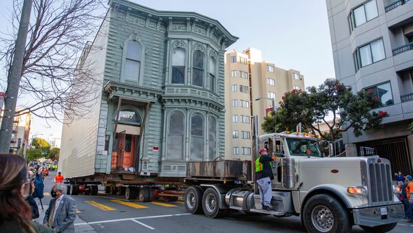 The 139-year-old Victorian house known as the Englander House is hoisted on a flat bed and pulled down Franklin Street towards its new location six blocks away, as the original site is to be used to build a 48-unit, eight-story apartment building, in San Francisco, California, U.S. February 21, 2021. - Sputnik International