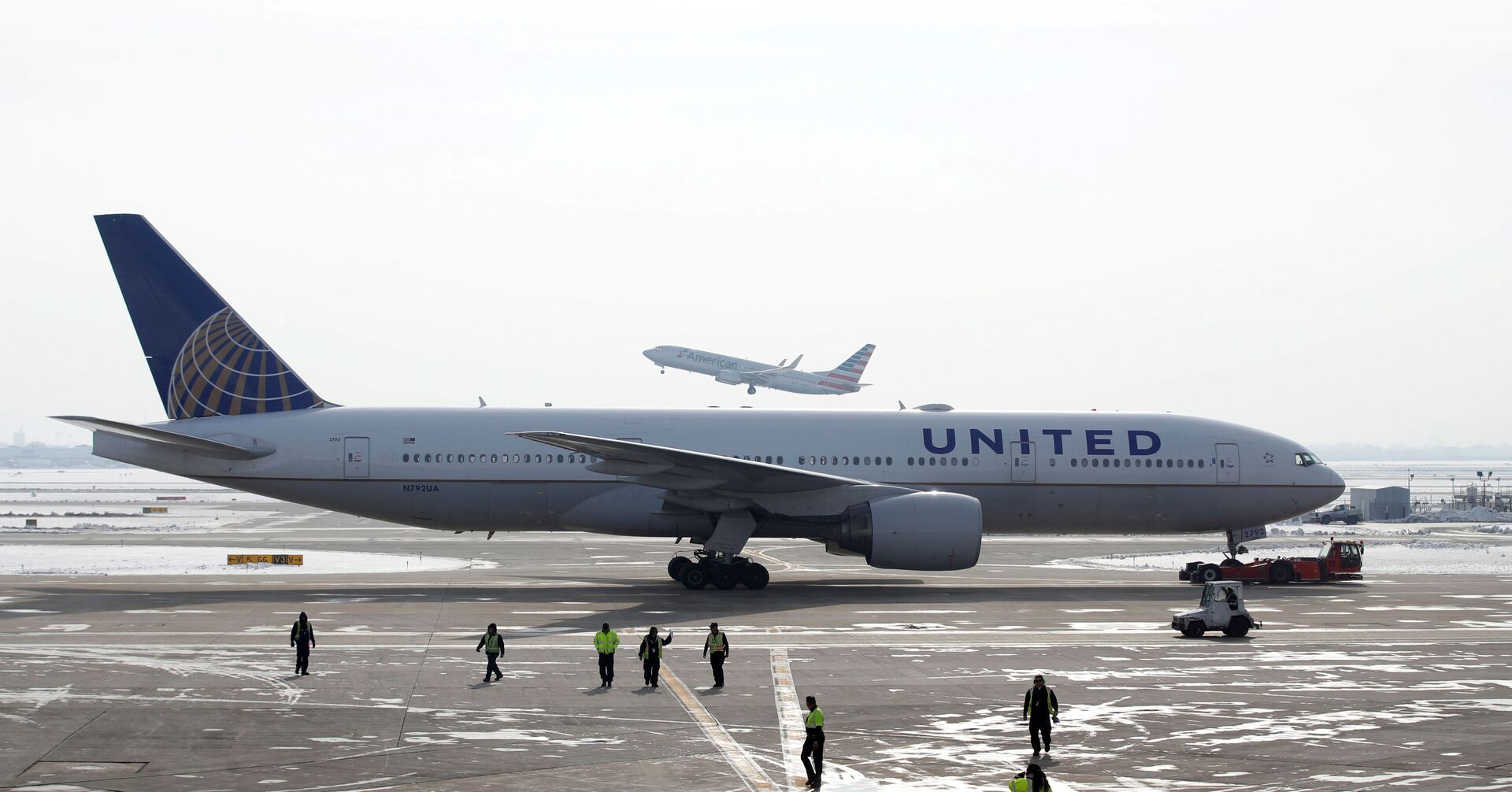 A United Airlines Boeing 777-200ER  plane is towed as an American Airlines Boeing 737 plane departs from O'Hare International Airport in Chicago, Illinois, U.S. Nov. 30, 2018.  - Sputnik International, 1920, 07.09.2021