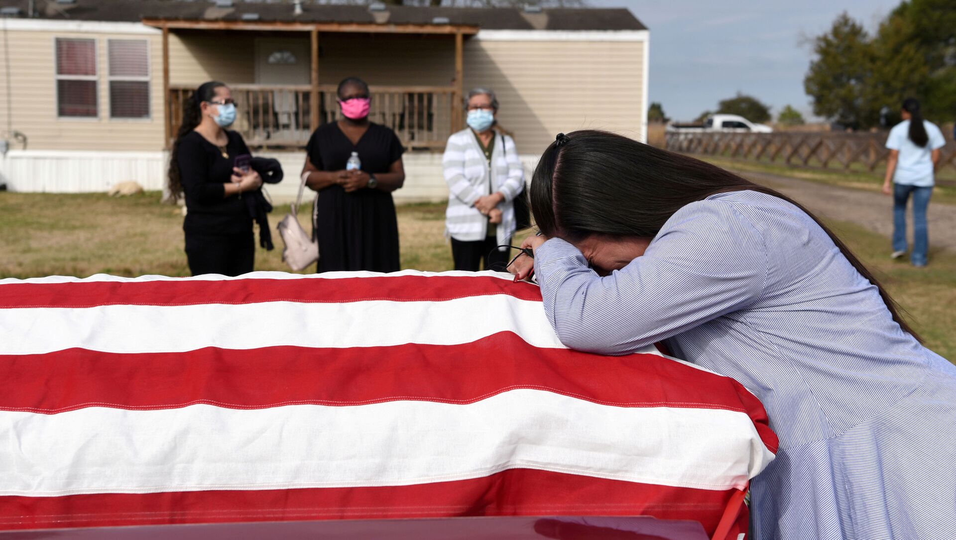  Lila Blanks holds the casket of her husband, Gregory Blanks, 50, who died of the coronavirus disease (COVID-19), ahead of his funeral in San Felipe, Texas, U.S., January 26, 2021 - Sputnik International, 1920, 22.02.2021