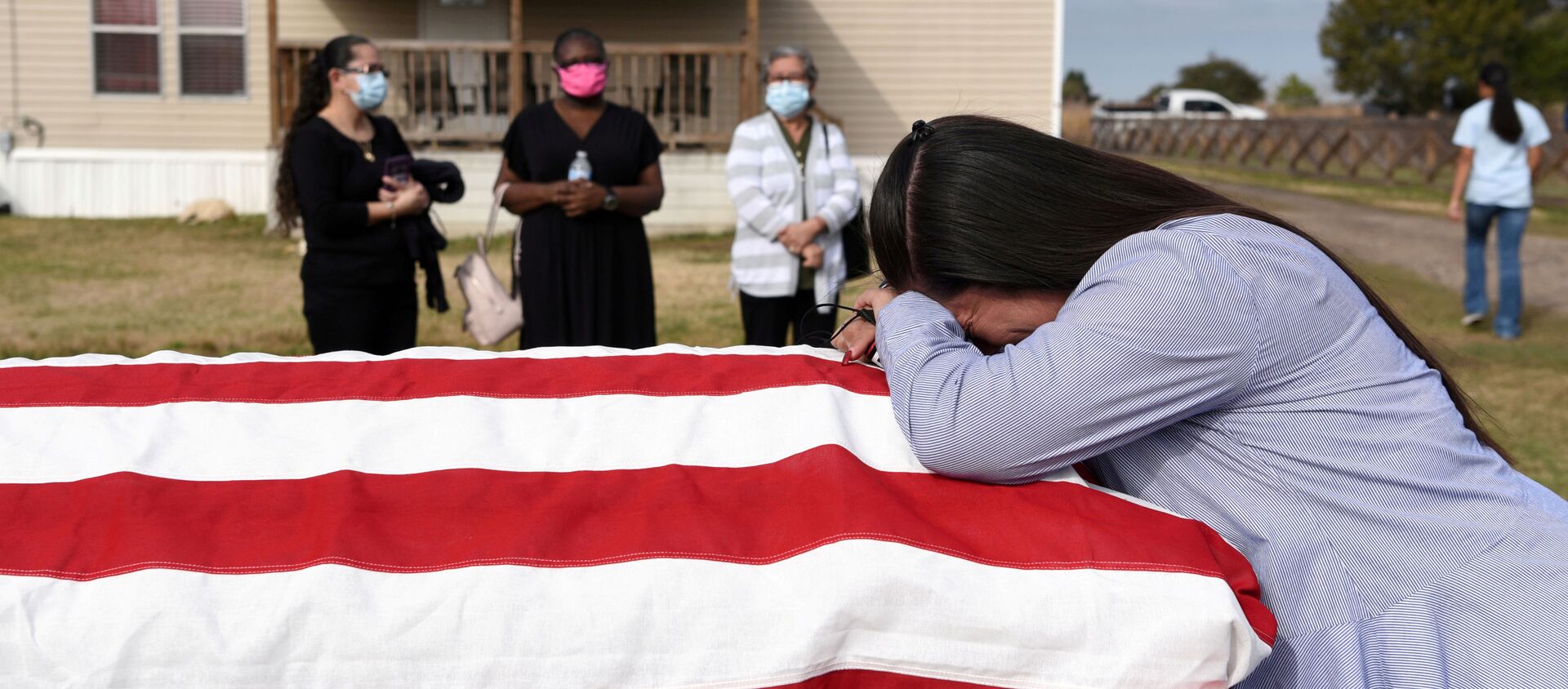  Lila Blanks holds the casket of her husband, Gregory Blanks, 50, who died of the coronavirus disease (COVID-19), ahead of his funeral in San Felipe, Texas, U.S., January 26, 2021 - Sputnik International, 1920, 22.02.2021