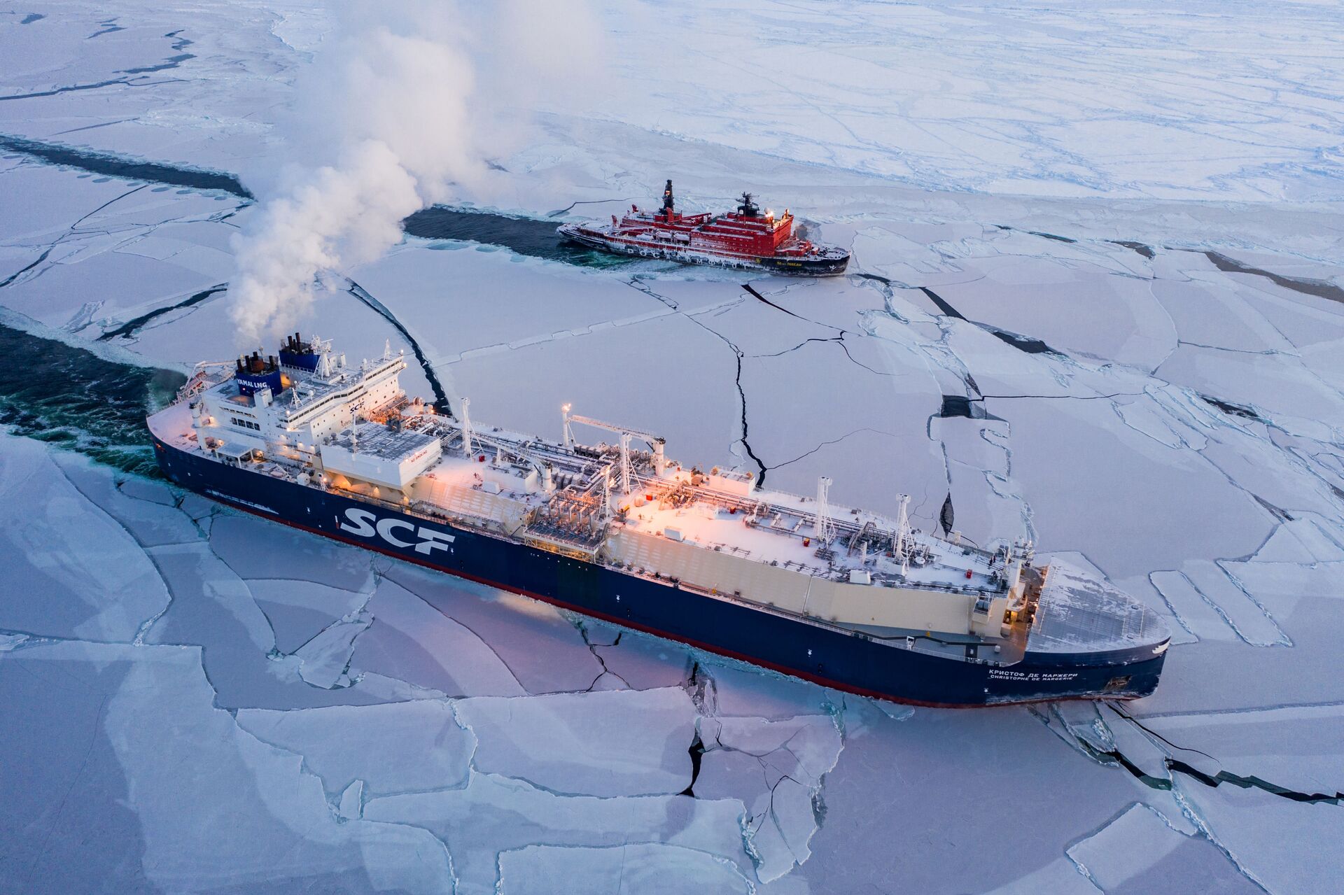 Sovcomflot LNG ship Christophe de Margerie and Russian icebreaker 50 Let Pobedy traverse the Northern Sea Route in February 2021, the first commercial cargo vessel to do so - Sputnik International, 1920, 15.06.2022