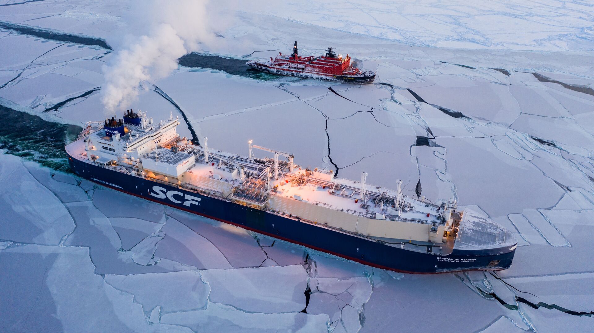 Sovcomflot LNG ship Christophe de Margerie and Russian icebreaker 50 Let Pobedy traverse the Northern Sea Route in February 2021, the first commercial cargo vessel to do so - Sputnik International, 1920, 27.03.2023