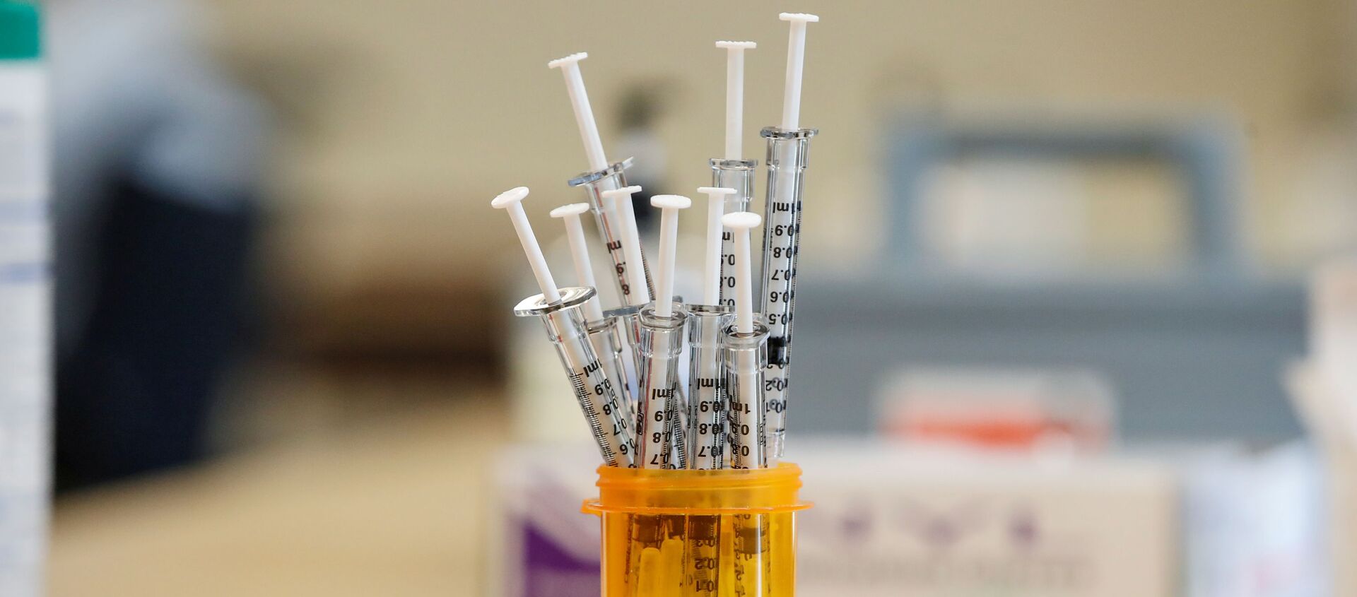 Syringes with the Pfizer-BioNTec  vaccine against coronavirus disease (COVID-19) sit on the table at the Victor Walchirk Apartments in Evanston, Illinois, US. 22 February 2021 - Sputnik International, 1920, 03.07.2021