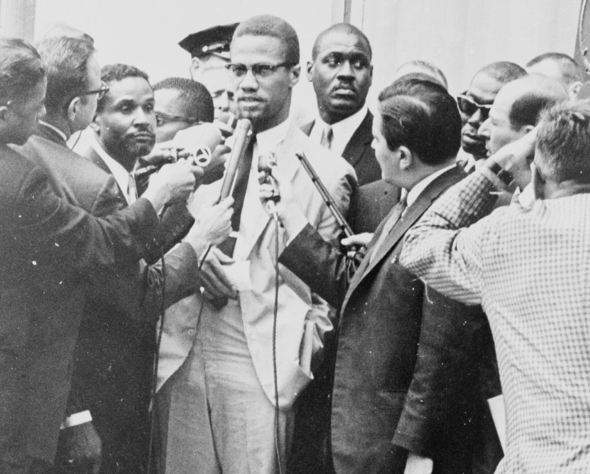 Malcolm X, full-length portrait, standing, facing slightly left, being interviewed by reporters. - Sputnik International, 1920, 18.11.2021