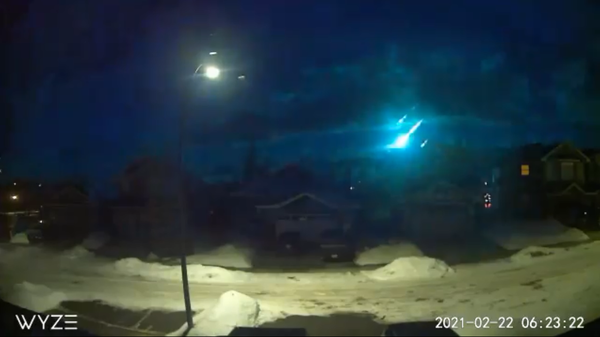 Screenshot from a video showing a fireball lighting up the sky above Royal Oak, Alberta, Calgary - Sputnik International
