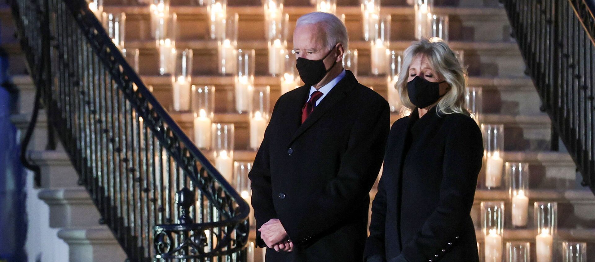 U.S. President Joe Biden and his wife Jill Biden attend a moment of silence and candle lighting ceremony to commemorate the grim milestone of 500,000 U.S. deaths from the coronavirus disease (COVID-19) at the White House in Washington, U.S., February 22, 2021.  - Sputnik International, 1920, 23.02.2021