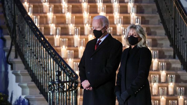 U.S. President Joe Biden and his wife Jill Biden attend a moment of silence and candle lighting ceremony to commemorate the grim milestone of 500,000 U.S. deaths from the coronavirus disease (COVID-19) at the White House in Washington, U.S., February 22, 2021.  - Sputnik International