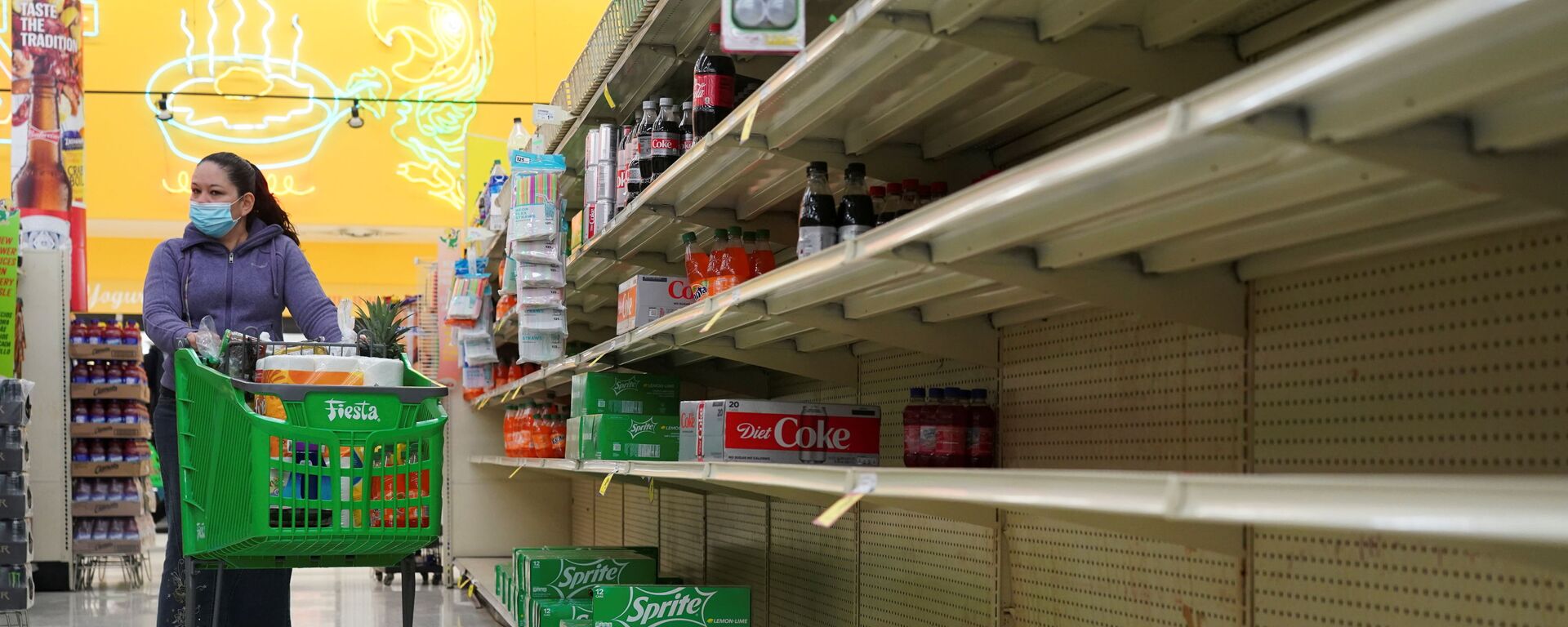 Empty shelves are seen at beverage section in Fiesta supermarket after winter weather caused food and clean water shortage in Houston, Texas, U.S. February 19, 2021 - Sputnik International, 1920, 23.02.2021