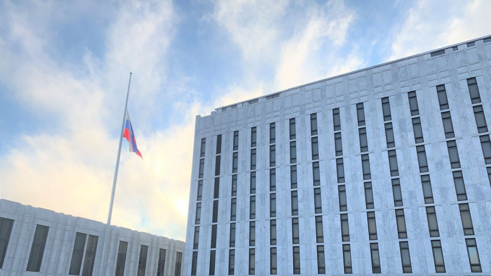Russian Embassy in US lowered its flag as a sign of solidarity with the American people mourning the loss of more than 500,000 lives due to the coronavirus pandemic - Sputnik International, 1920, 23.02.2021