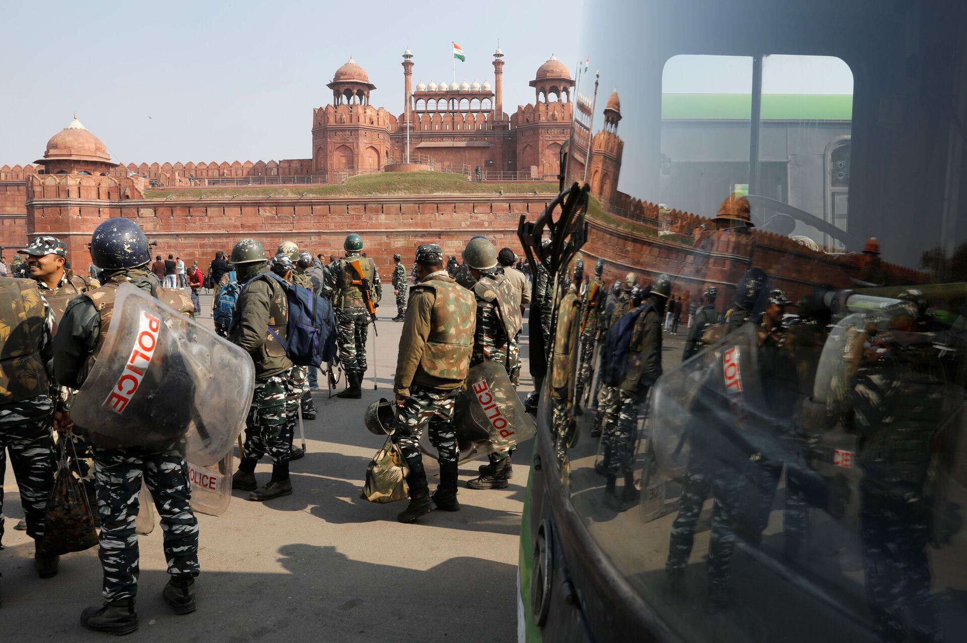 Policemen in riot gear stand guard in front of the historic Red Fort after Tuesday's clashes between police and farmers, in the old quarters of Delhi, India, January 27, 2021. REUTERS/Adnan Abidi - Sputnik International, 1920, 07.09.2021