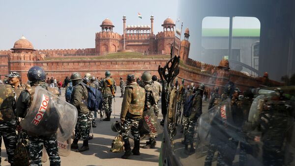 Policemen in riot gear stand guard in front of the historic Red Fort after Tuesday's clashes between police and farmers, in the old quarters of Delhi, India, 27 January 2021. REUTERS/Adnan Abidi - Sputnik International