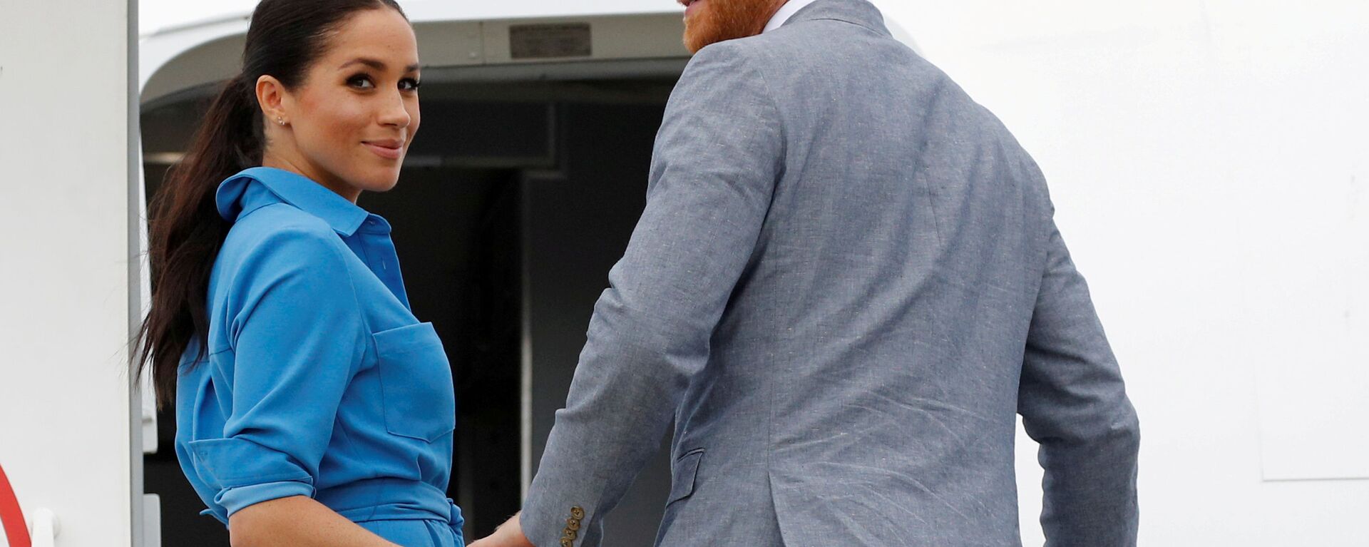 Britain's Prince Harry and Meghan, Duchess of Sussex look on before departing from Fua'amotu International Airport in Tonga, 26 October 2018 - Sputnik International, 1920, 04.03.2021