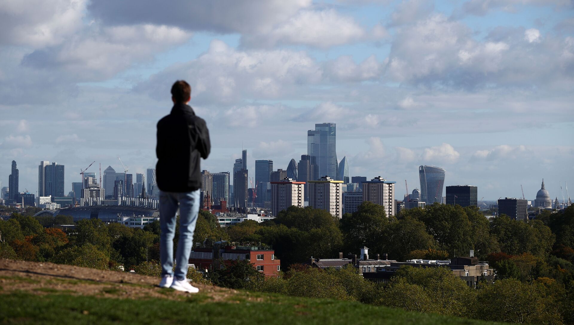 FILE PHOTO: A person looks at the skyline of central London in the background, amid the outbreak of the coronavirus disease (COVID-19), in London, Britain October 15, 2020. REUTERS/Hannah McKay/File Photo - Sputnik International, 1920, 23.02.2021