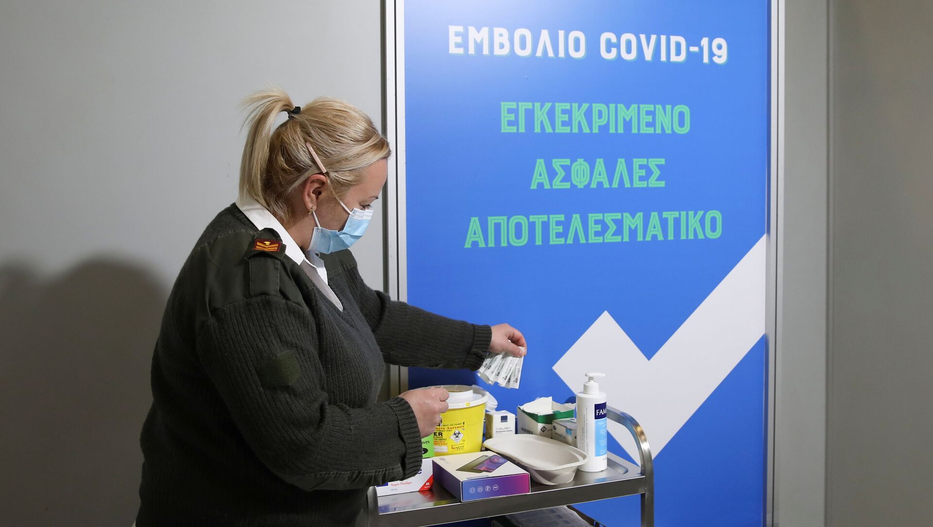A Greek Army medical personnel member works inside a vaccination booth during a media tour at a vaccination centre, amid the coronavirus disease (COVID-19) pandemic, in Athens, Greece, February 13, 2021. - Sputnik International, 1920, 23.02.2021