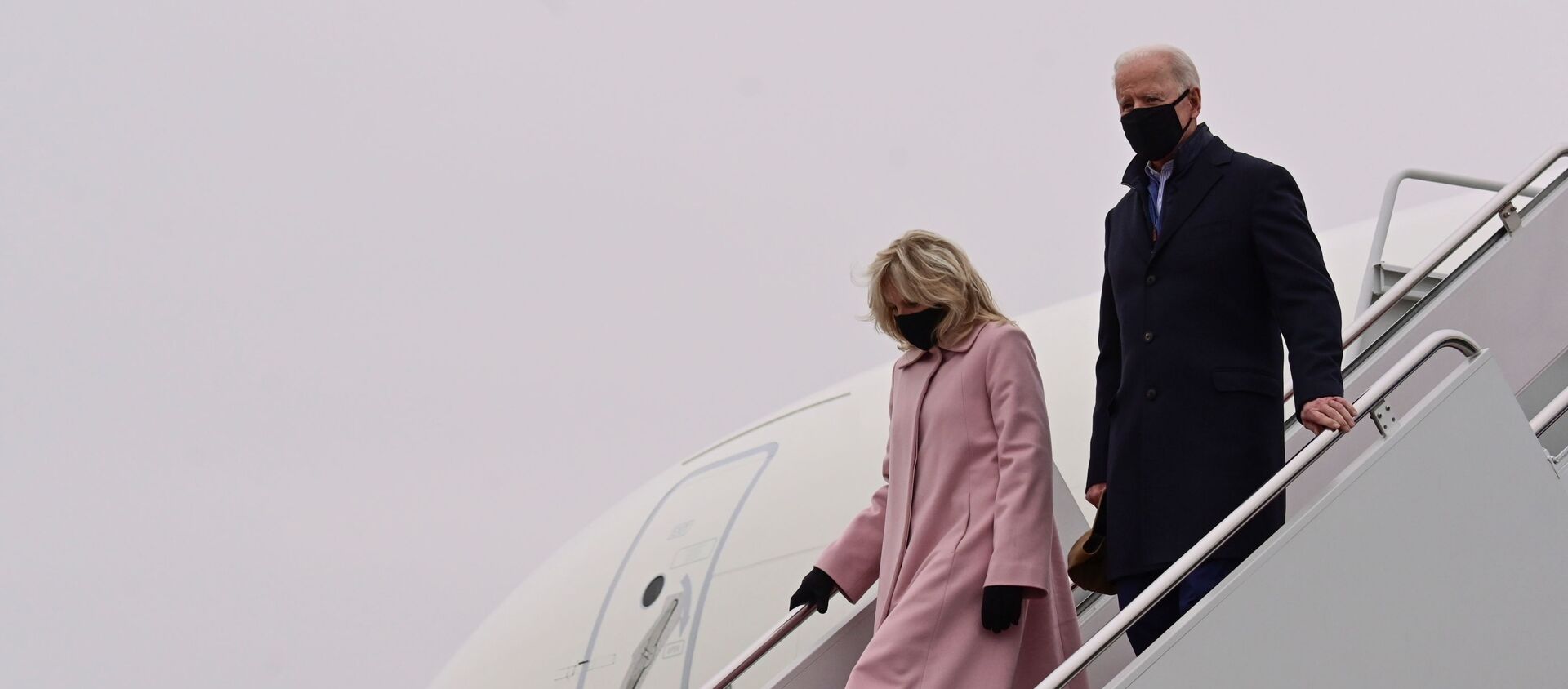 U.S. President Joe Biden and his wife Jill disembark from Air Force One after a trip to Camp David, at Joint Base Andrews, Maryland, U.S., February 15, 2021. - Sputnik International, 1920, 23.02.2021