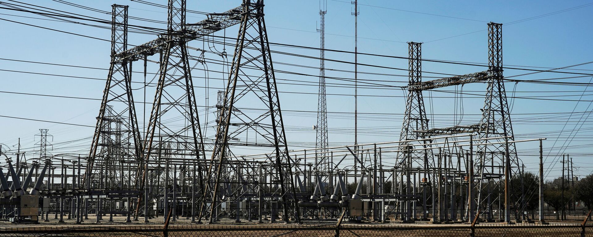 An electrical substation is seen after winter weather caused electricity blackouts in Houston, Texas, U.S. February 20, 2021. - Sputnik International, 1920, 25.11.2021