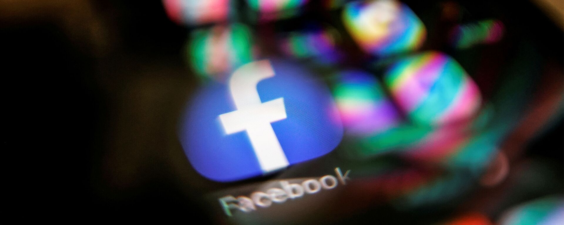 The Facebook logo displayed on a mobile phone is seen through a magnifying glass in this picture illustration taken February 9, 2021 - Sputnik International, 1920, 31.03.2021