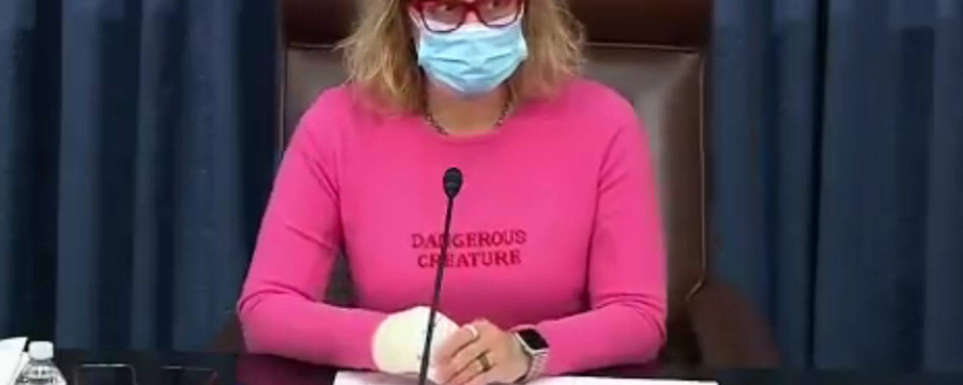 US Sen. Kyrsten Sinema (D-AZ) wearing a sweater that says Dangerous Creature while presiding over the US Senate on February 23, 2021 - Sputnik International, 1920, 05.10.2021