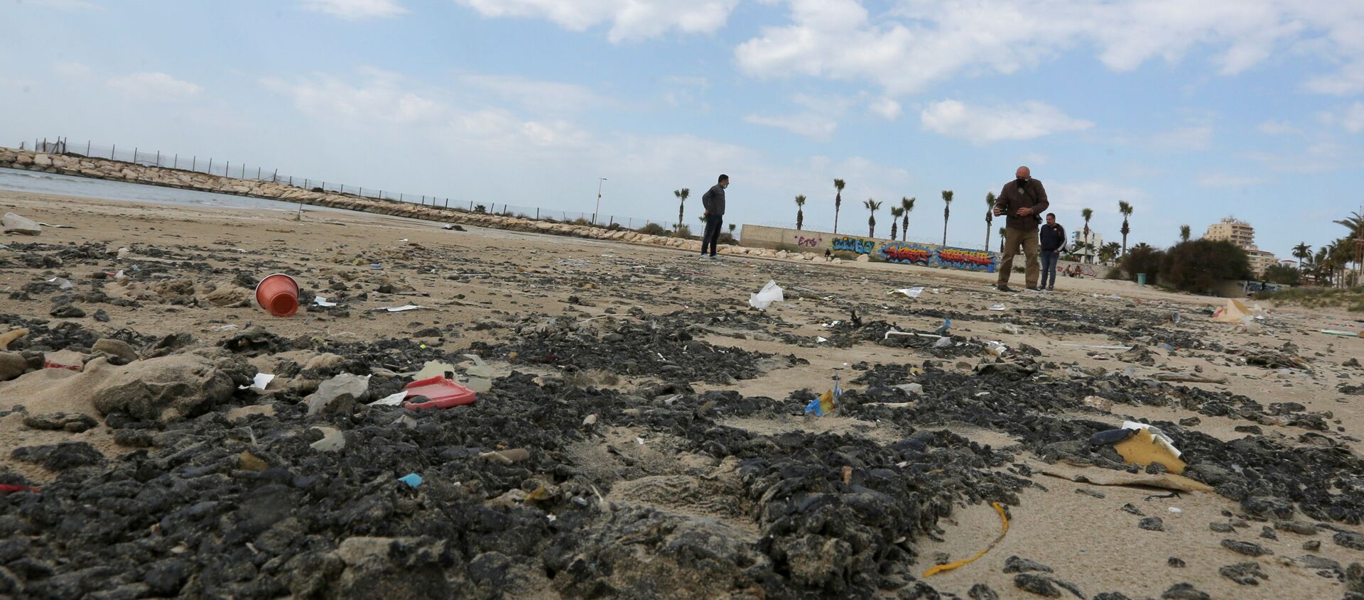 Tar is seen on the beach in the aftermath of an oil spill that drenched much of the Mediterranean, in Tyre nature reserve, Lebanon February 22, 2021 - Sputnik International, 1920, 24.02.2021
