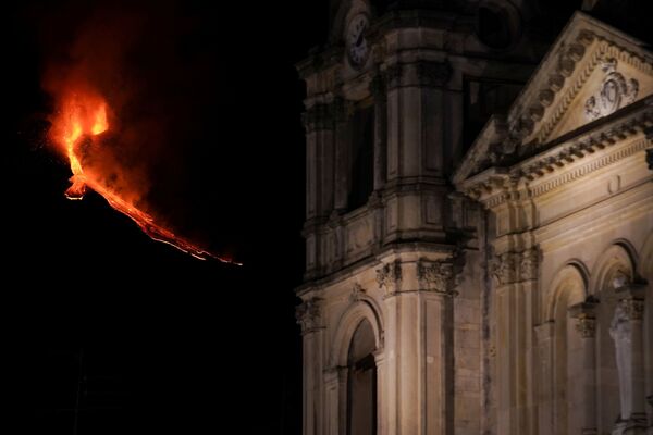 Lava Spews, Lighting Up Sicily's Sky: Eruption of Mount Etna, Europe's Highest Active Volcano - Sputnik International