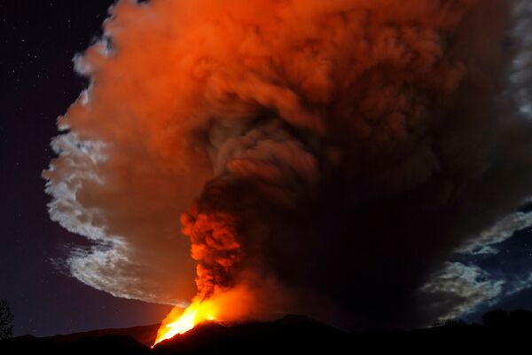 Lava Spews, Lighting Up Sicily's Sky: Eruption of Mount Etna, Europe's Highest Active Volcano - Sputnik International