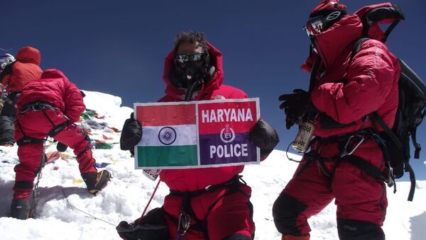 Kapil Ruhil atop Mt Everest with Indian Flag  - Sputnik International