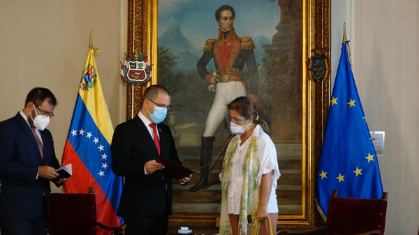 Venezuelan Foreign MInister Jorge Arreaza hands EU ambassador Isabel Brilhante a notice giving her 72 hours to leave Venezuela. - Sputnik International