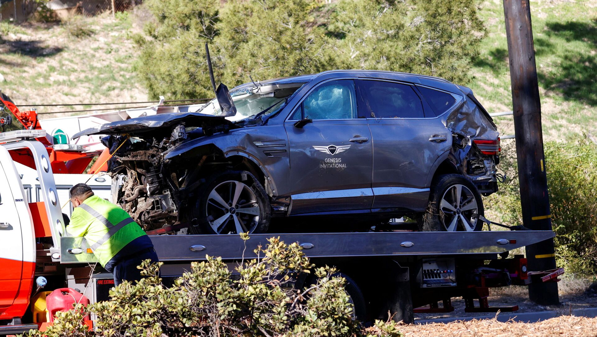 The damaged car of Tiger Woods is towed away after he was involved in a car crash, near Los Angeles, California, U.S., February 23, 2021. REUTERS/Mario Anzuoni  - Sputnik International, 1920, 25.02.2021