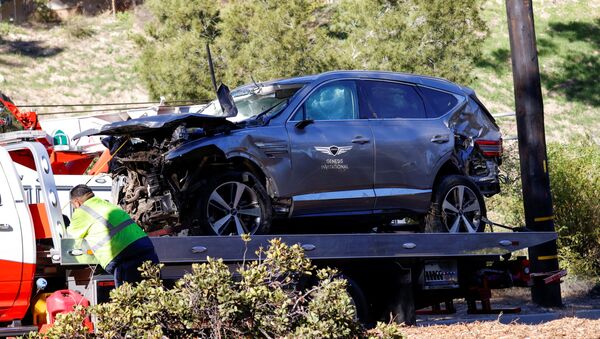The damaged car of Tiger Woods is towed away after he was involved in a car crash, near Los Angeles, California, U.S., February 23, 2021. REUTERS/Mario Anzuoni  - Sputnik International