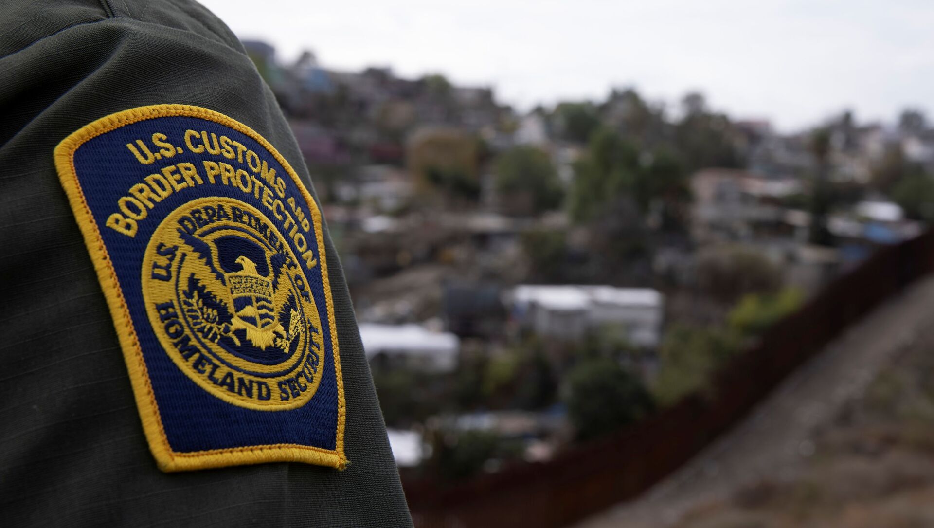 A U.S. border patrol agent looks out over Tijuana, Mexico from the U.S. Mexico border wall in San Diego, California, U.S., February 2, 2021 - Sputnik International, 1920, 24.02.2021
