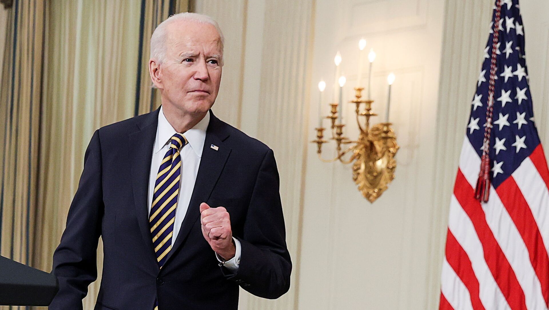 U.S. President Joe Biden listens to a question after delivering remarks and prior to signing an executive order, aimed at addressing a global semiconductor chip shortage, in the State Dining Room at the White House in Washington, U.S., February 24, 2021 - Sputnik International, 1920, 25.02.2021