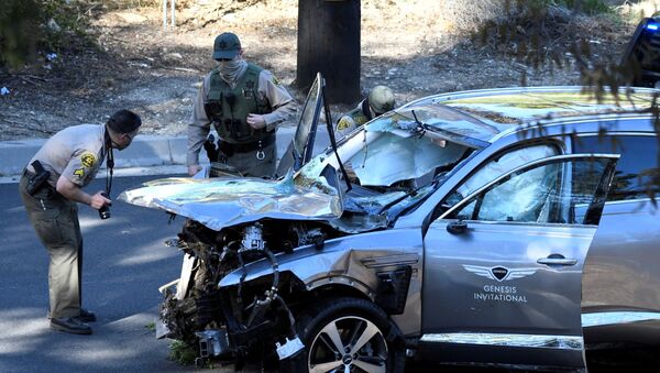 Los Angeles County Sheriff's Deputies inspect the vehicle of golfer Tiger Woods, who was rushed to hospital after suffering multiple injuries, after it was involved in a single-vehicle accident in Los Angeles, California, U.S. February 23, 2021 - Sputnik International