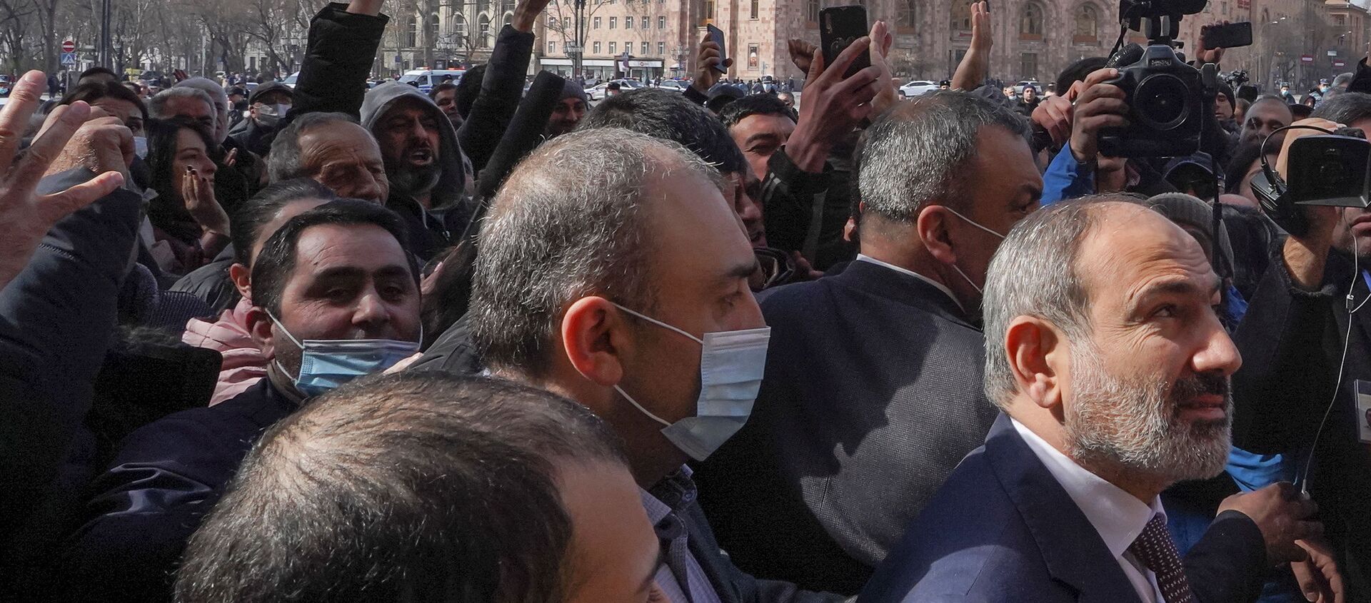 Armenian Prime Minister Nikol Pashinyan meets with participants of a gathering after he called on followers to rally in the centre of Yerevan, Armenia February 25, 2021 - Sputnik International, 1920, 21.06.2021