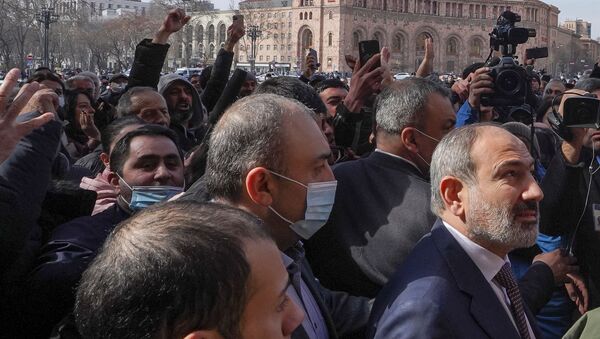 Armenian Prime Minister Nikol Pashinyan meets with participants of a gathering after he called on followers to rally in the centre of Yerevan, Armenia February 25, 2021 - Sputnik International