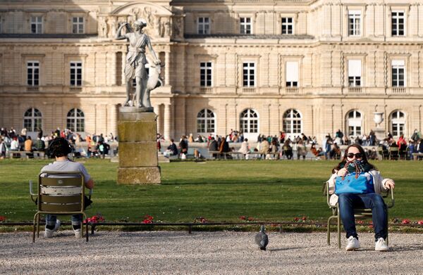 People, wearing protective face masks, enjoy a sunny and warm weather at the Luxembourg Gardens in Paris amid the coronavirus disease (COVID-19) outbreak in France, 24 February 2021.  - Sputnik International