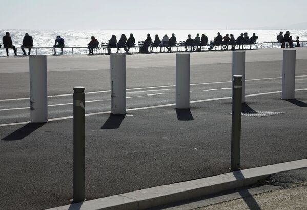 People enjoy the warmth and sunny weather of the Promenade des Anglais in Nice amid the coronavirus disease (COVID-19) outbreak in France, 21 February 2021.   - Sputnik International