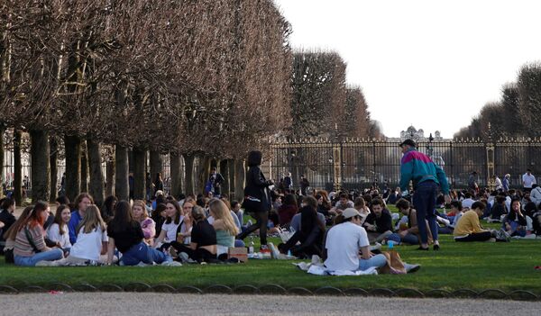 People enjoy a sunny and warm weather at the Luxembourg Gardens in Paris amid the coronavirus disease (COVID-19) outbreak in France, 24 February 2021.  - Sputnik International