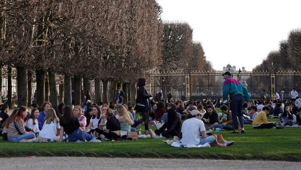 People enjoy a sunny and warm weather at the Luxembourg Gardens in Paris amid the coronavirus disease (COVID-19) outbreak in France on 24 February 2021.  - Sputnik International