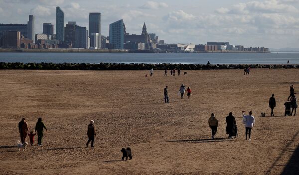 People walk along the beach at New Brighton, England, 22 February 2021. - Sputnik International
