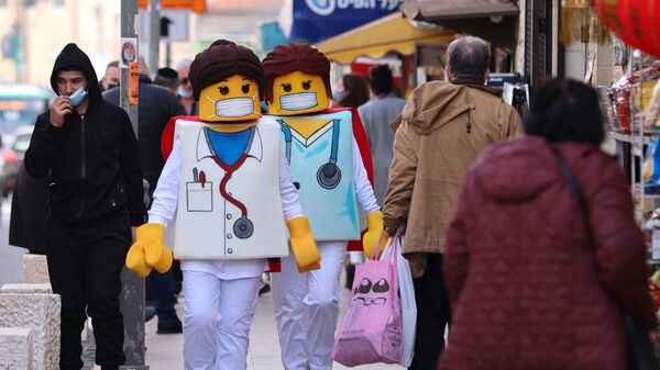 Люди в костюмах Lego идут по улице в Иерусалиме - Sputnik International