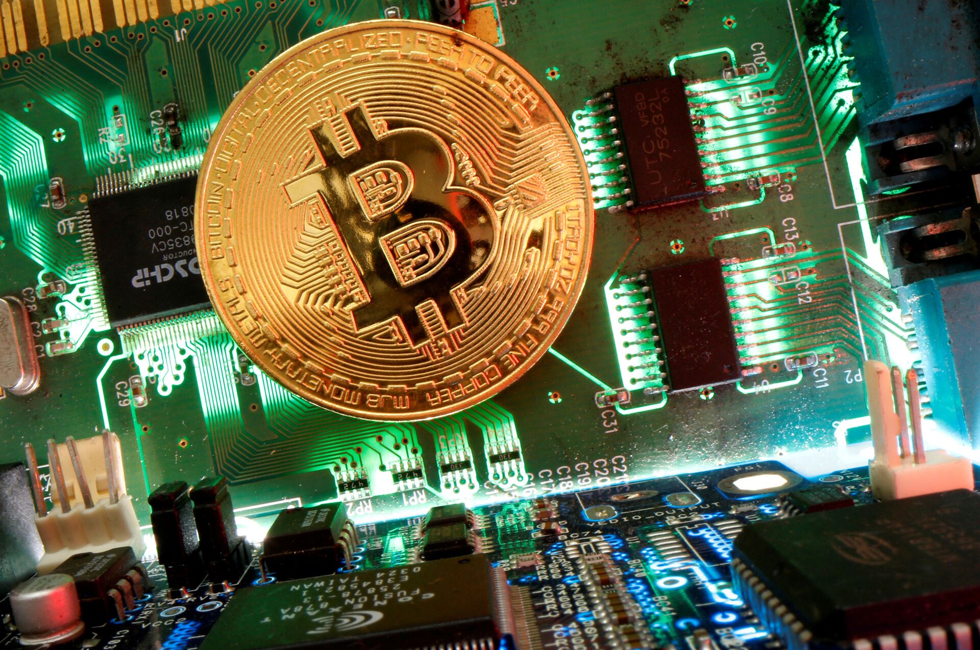 Representation of the virtual currency Bitcoin is seen on a motherboard in this picture illustration taken April 24, 2020 - Sputnik International, 1920, 09.02.2022