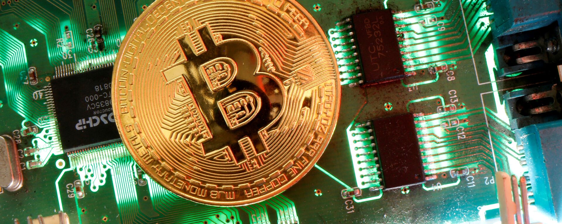 Representation of the virtual currency Bitcoin is seen on a motherboard in this picture illustration taken April 24, 2020 - Sputnik International, 1920, 31.03.2021