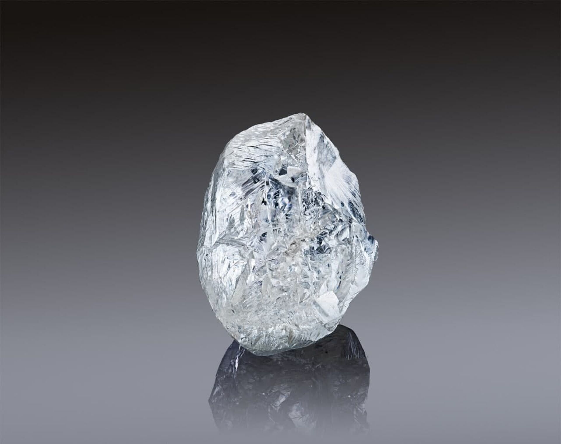 In this handout photo released by the Russian diamond producer Alrosa, a view shows a rare 242-carat rough diamond, which will be offered at the 100th international auction of Alrosa in Dubai on March 22, 2021 - Sputnik International, 1920, 30.05.2022