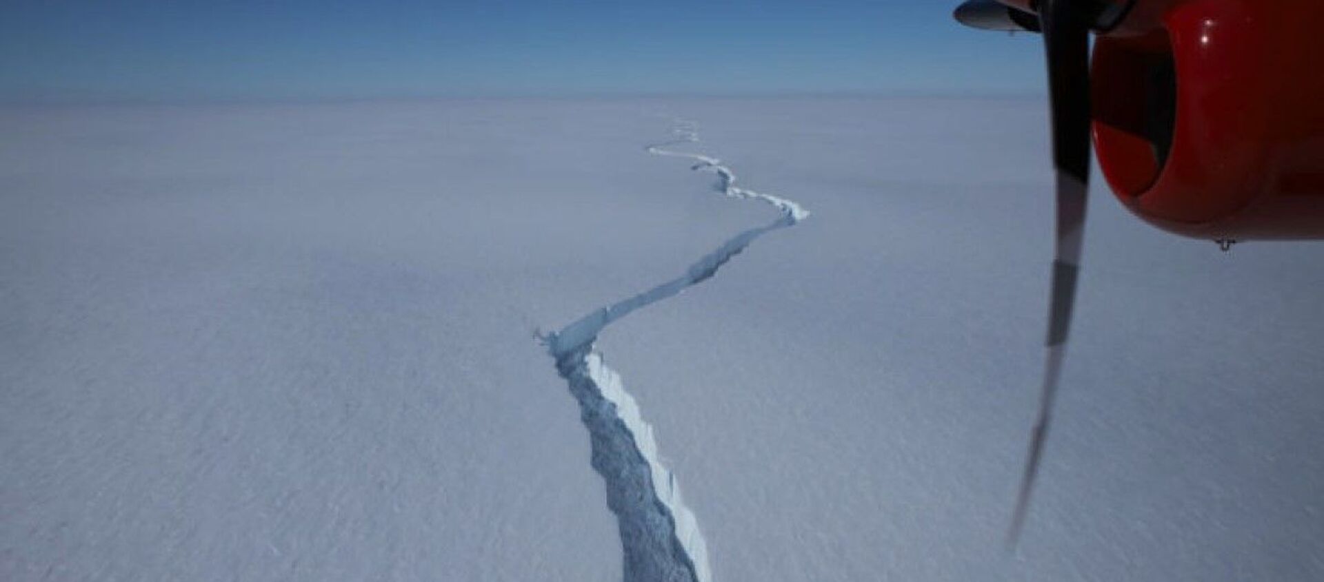 North Rift crack on the Brunt Ice Shelf photographed by the British Antarctic Survey's Halley team in January 2021 - Sputnik International, 1920, 27.02.2021