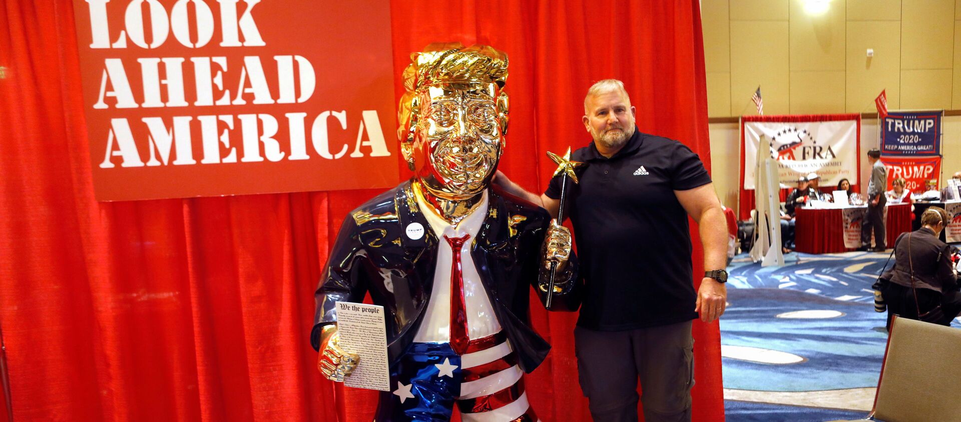 A conference attendee poses next to a statue of former U.S. President Donald Trump at the Conservative Political Action Conference (CPAC) in Orlando, Florida, U.S. February 26, 2021. - Sputnik International, 1920, 27.02.2021