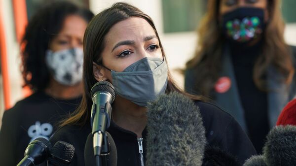 U.S. Rep. Alexandria Ocasio-Cortez (D-NY) speaks with the media after winter weather caused electricity blackouts, during a visit to the Houston Food Bank in Houston, Texas, U.S. February 20, 2021. - Sputnik International