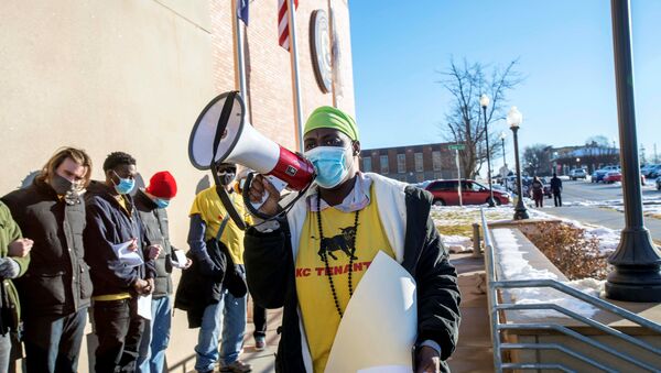 KC Tenants activists block the entrance to Eastern Jackson County Courthouse in Independence - Sputnik International