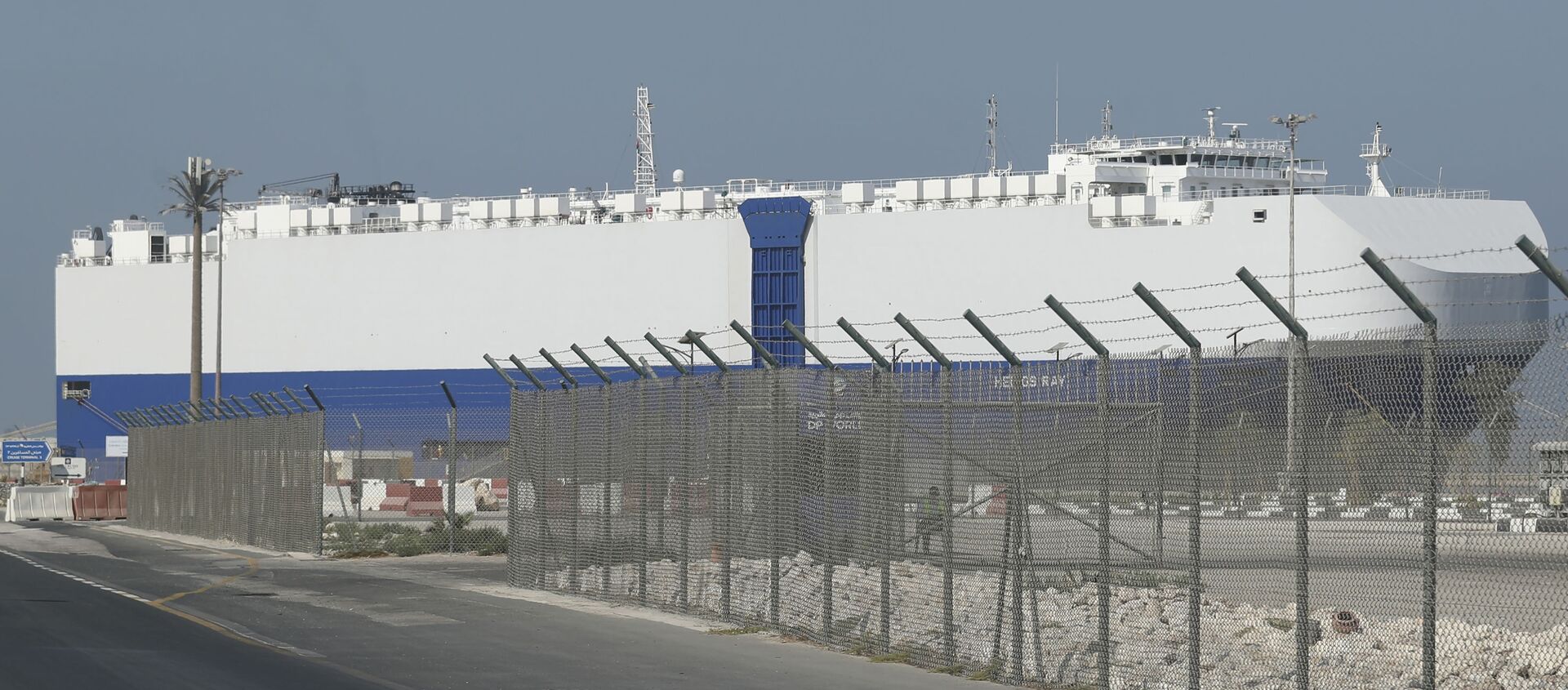 The Israeli-owned cargo ship, Helios Ray, sits docked in port after arriving earlier in Dubai, United Arab Emirates, Sunday, Feb. 28, 2021. The ship has been damaged by an unexplained blast at the gulf of Oman on Thursday - Sputnik International, 1920, 01.03.2021